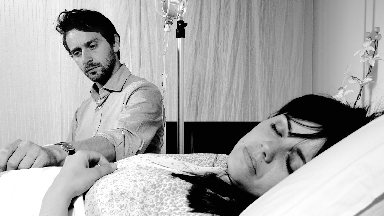 Мужем они спят на. Мужчина на больничной кровати. Мужчина и женщина в больнице. Мужчина сидит в больнице.